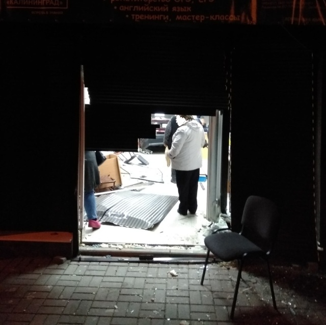 Автомобиль въехал прямо в детский учебный центр в Калининграде