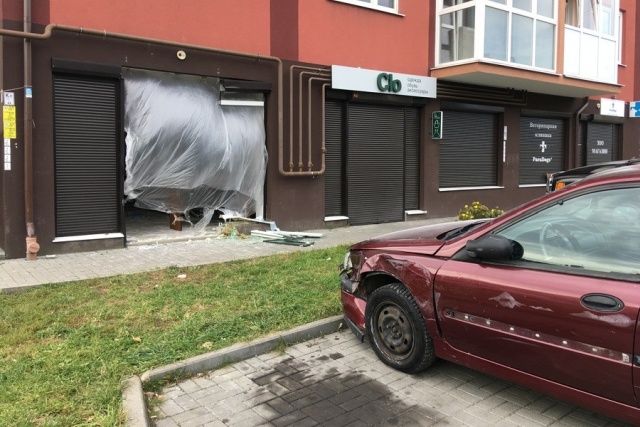 Автомобиль въехал прямо в детский учебный центр в Калининграде