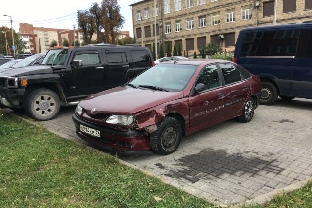 Автомобиль въехал прямо в детский учебный центр в Калининграде