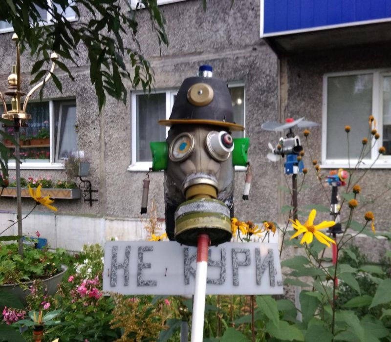 Народные умельцы продолжают заселять дворы стремными персонажами и диковинными животными Народные умельцы продолжают заселять дворы стремными персонажами и диковинными животными