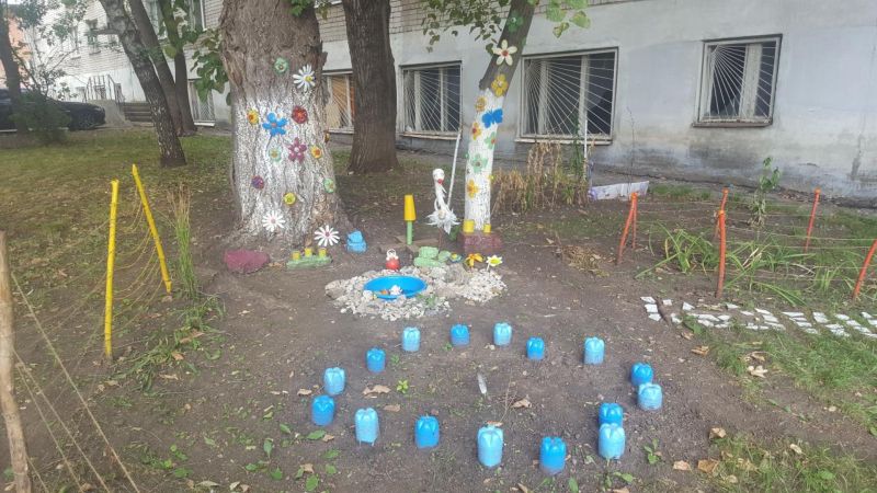 Народные умельцы продолжают заселять дворы стремными персонажами и диковинными животными