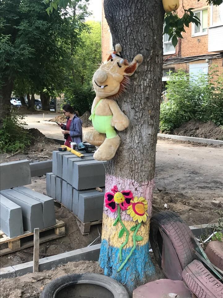 Народные умельцы продолжают заселять дворы стремными персонажами и диковинными животными