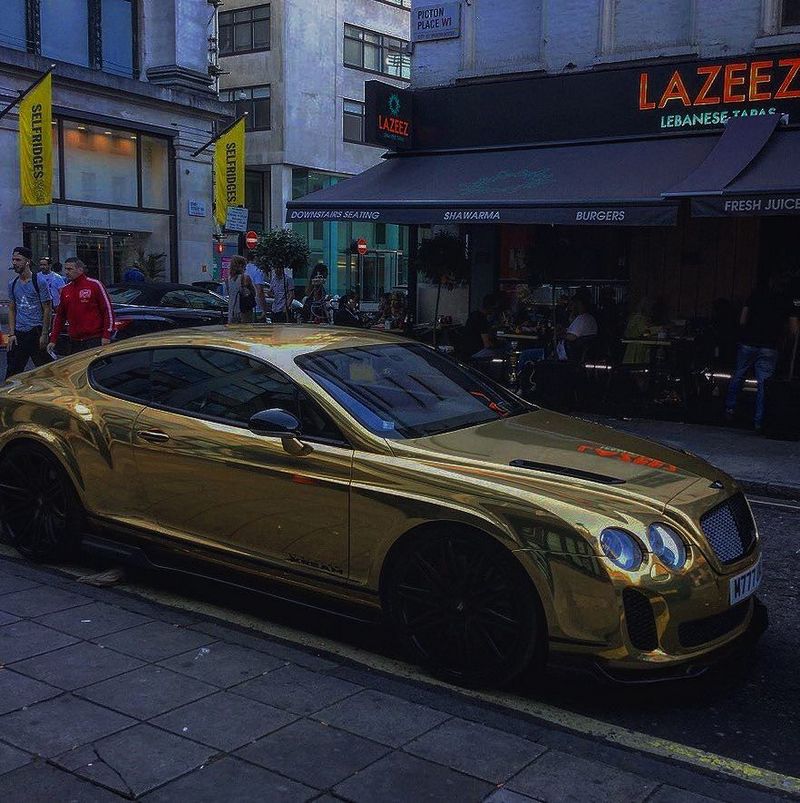 19-летний парень продавал бигмаки, а теперь ездит на золотом Bentley