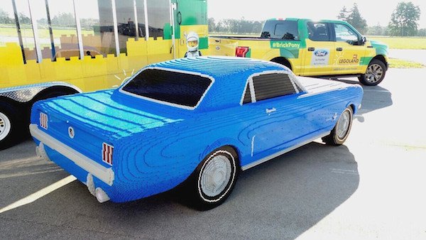 Потрясающие творения из LEGO, созданные в натуральную величину