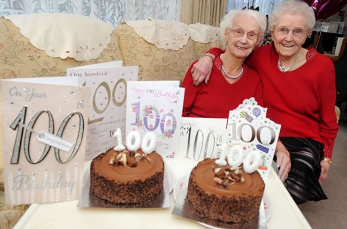 Двойняшки, отпраздновавшие 100-летний юбилей, делятся секретом долголетия