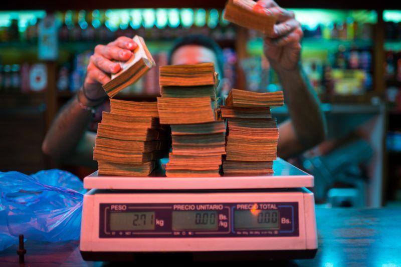 Инфляция в Венесуэле дошла до того, что деньги теперь взвешивают, а не пересчитывают
