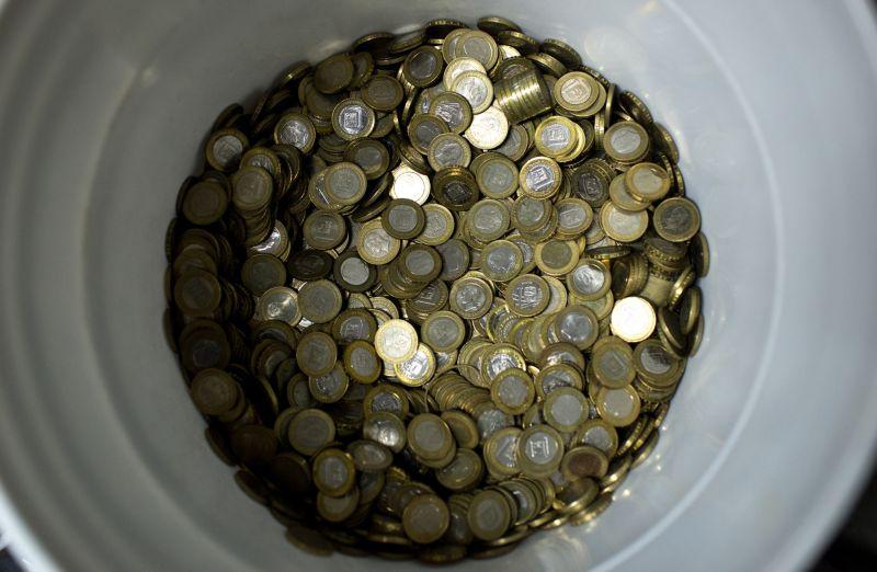 Инфляция в Венесуэле дошла до того, что деньги теперь взвешивают, а не пересчитывают