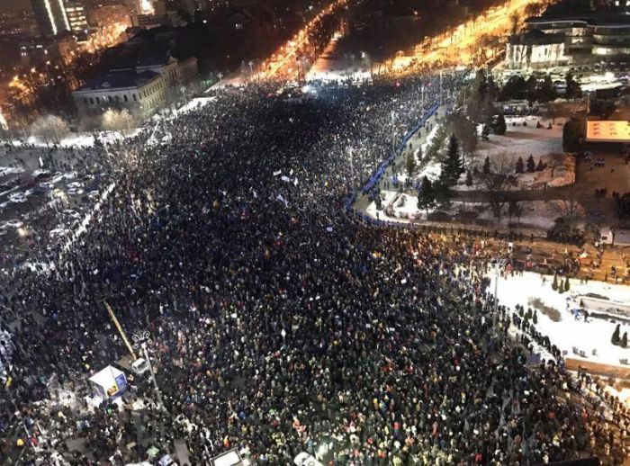 В Румынии протестуют против снятия обвинений с коррумпированных чиновников