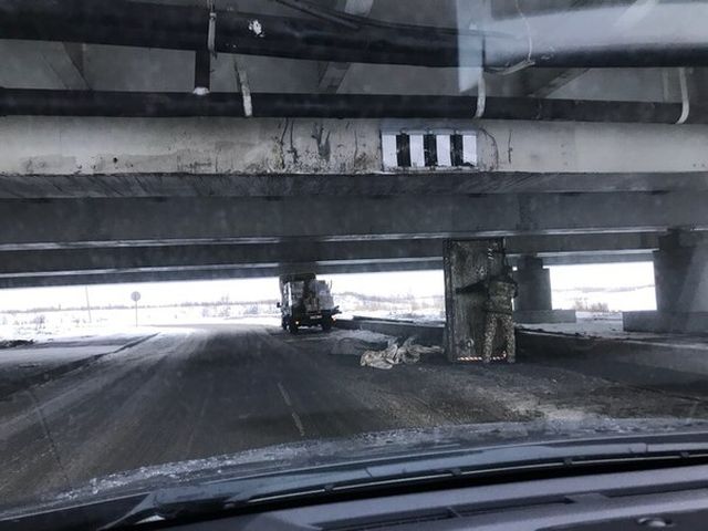 Еще одна авария под питерским мостом с надписью «Газель» не проедет»