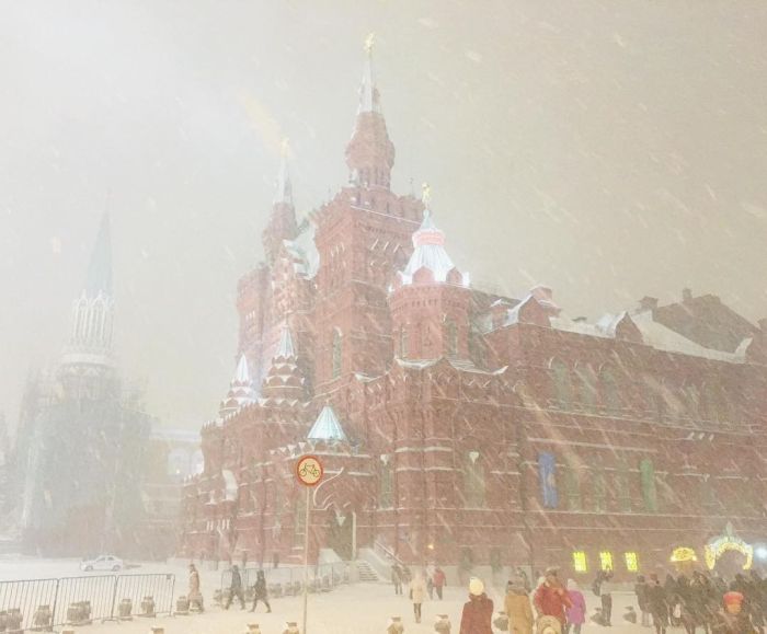 Сильный снегопад частично парализовал движение в Москве Сильный снегопад частично парализовал движение в Москве