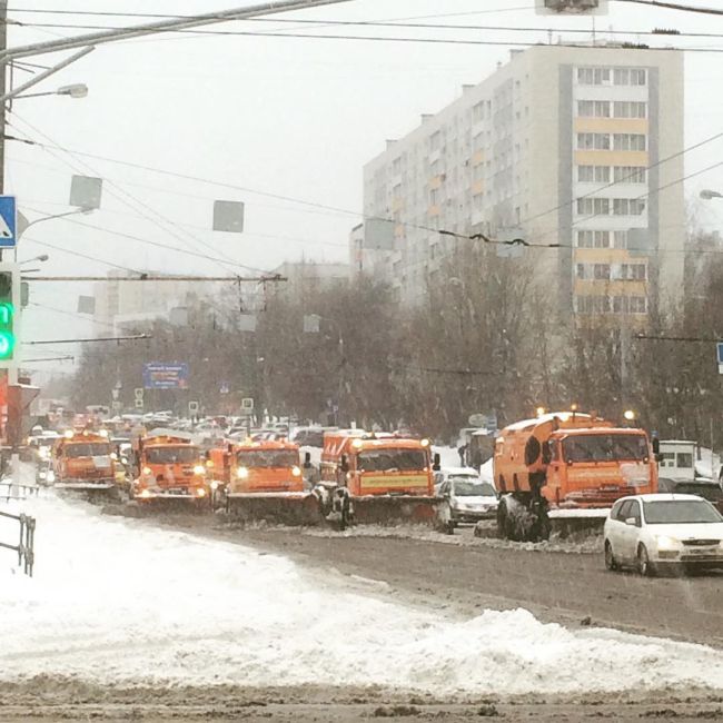 Сильный снегопад частично парализовал движение в Москве
