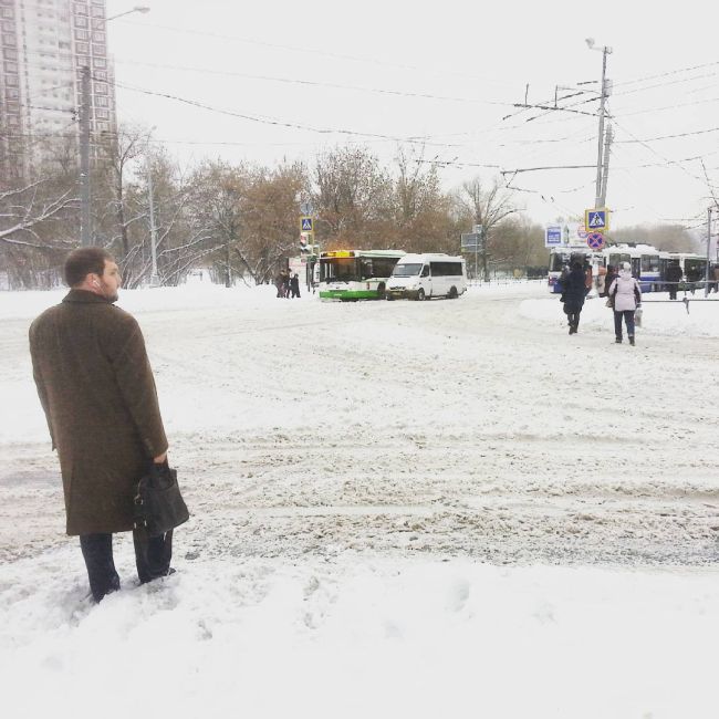 Сильный снегопад частично парализовал движение в Москве