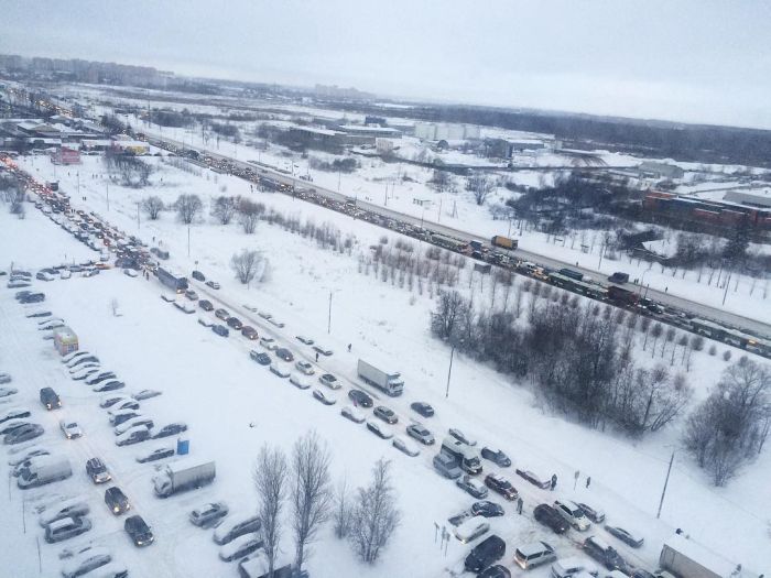 Сильный снегопад частично парализовал движение в Москве