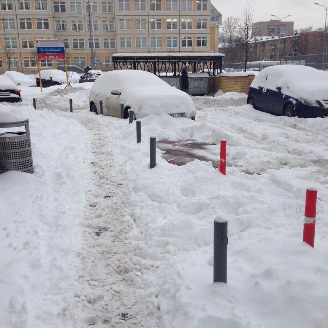 Сильный снегопад частично парализовал движение в Москве