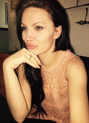 Эта женщина выглядит точь-в-точь как Анджелина Джоли и её сходство не может не поражать Эта женщина выглядит точь-в-точь как Анджелина Джоли и её сходство не может не поражать