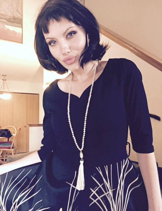 Эта женщина выглядит точь-в-точь как Анджелина Джоли и её сходство не может не поражать Эта женщина выглядит точь-в-точь как Анджелина Джоли и её сходство не может не поражать