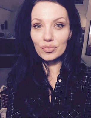 Эта женщина выглядит точь-в-точь как Анджелина Джоли и её сходство не может не поражать Эта женщина выглядит точь-в-точь как Анджелина Джоли и её сходство не может не поражать