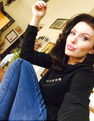 Эта женщина выглядит точь-в-точь как Анджелина Джоли и её сходство не может не поражать Эта женщина выглядит точь-в-точь как Анджелина Джоли и её сходство не может не поражать