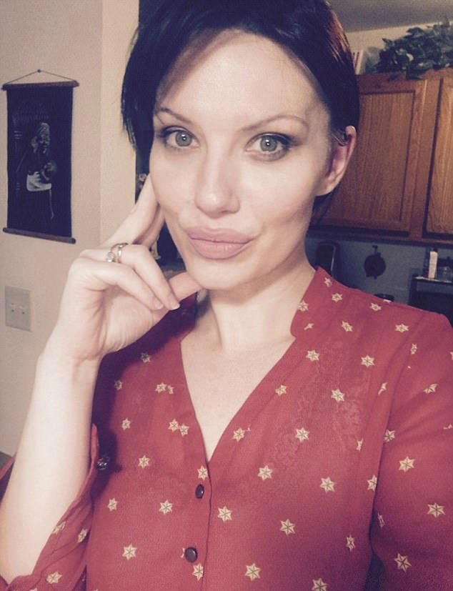 Эта женщина выглядит точь-в-точь как Анджелина Джоли и её сходство не может не поражать Эта женщина выглядит точь-в-точь как Анджелина Джоли и её сходство не может не поражать