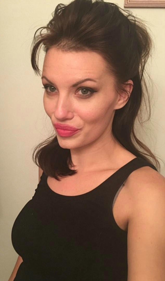 Эта женщина выглядит точь-в-точь как Анджелина Джоли и её сходство не может не поражать Эта женщина выглядит точь-в-точь как Анджелина Джоли и её сходство не может не поражать