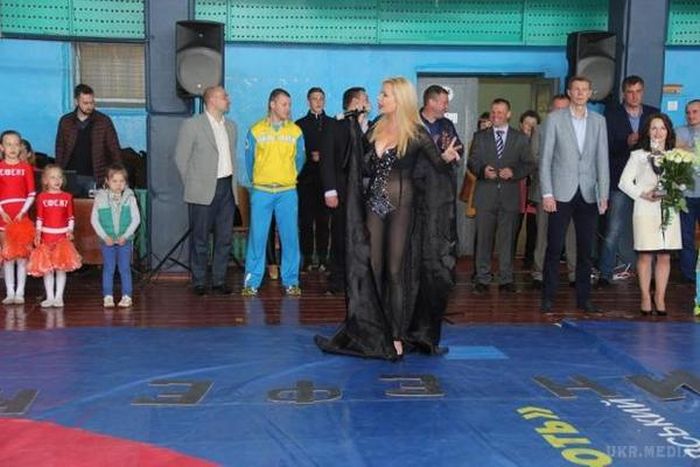 Украинская певица Лора Суперфин в откровенном наряде на детском турнире