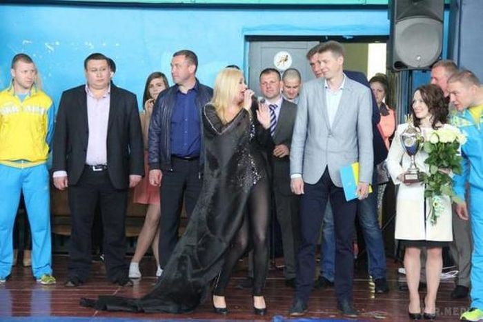 Украинская певица Лора Суперфин в откровенном наряде на детском турнире