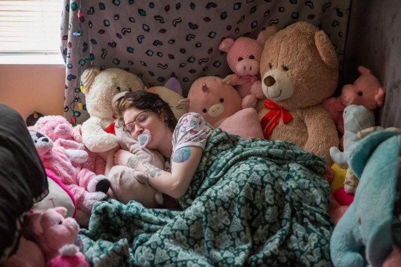 20-летняя американка ведет себя как 5-летний ребенок