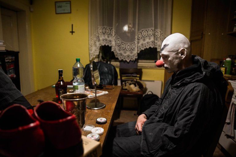 Сатанисты с красными носами разрешили фотографу снять происходящее в их храме