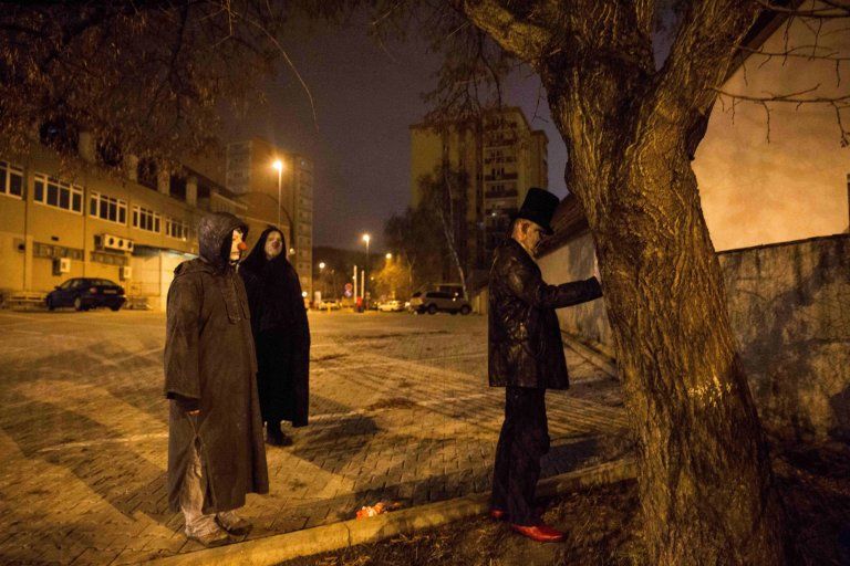 Сатанисты с красными носами разрешили фотографу снять происходящее в их храме