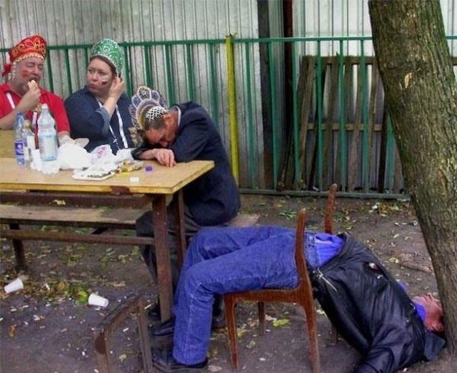 Жующие болельщики в кокошниках стали интернет-знаменитостями