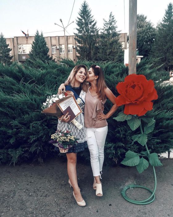 Выпускницы 2018 года делятся своими снимками в социальных сетях