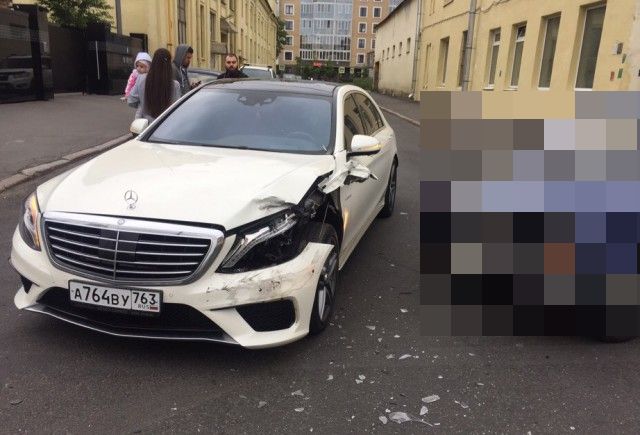 Проигнорировал "помеху справа" и протаранил AMG S63