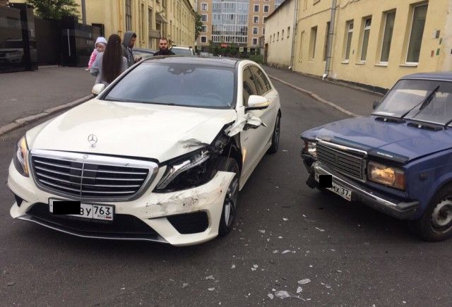 Проигнорировал "помеху справа" и протаранил AMG S63