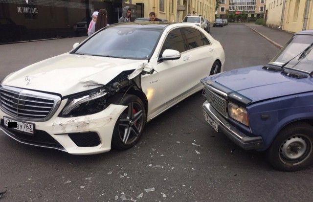 Проигнорировал "помеху справа" и протаранил AMG S63
