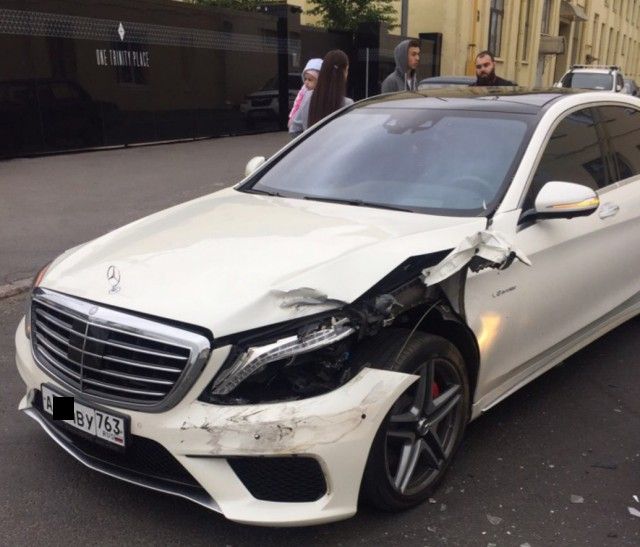 Проигнорировал "помеху справа" и протаранил AMG S63