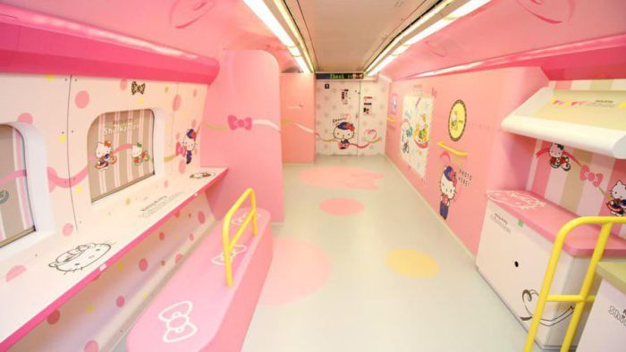 Японский скоростной поезд в стиле Hello Kitty