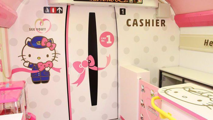 Японский скоростной поезд в стиле Hello Kitty