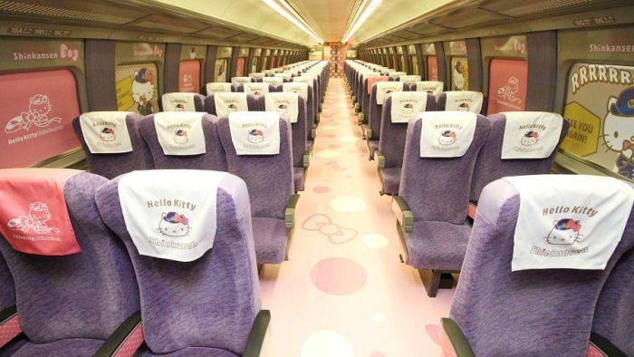 Японский скоростной поезд в стиле Hello Kitty