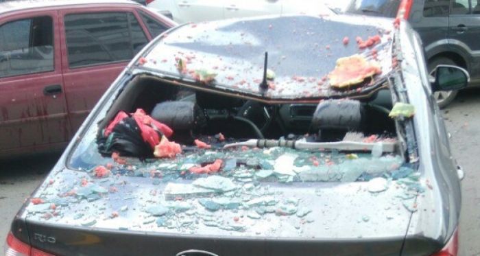 В Сургуте выброшенный в окно арбуз разбил автомобиль