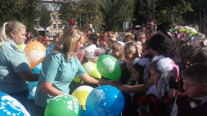 В Новомосковске на 1-сентября в школу пришли судебные приставы с Дедом Морозом