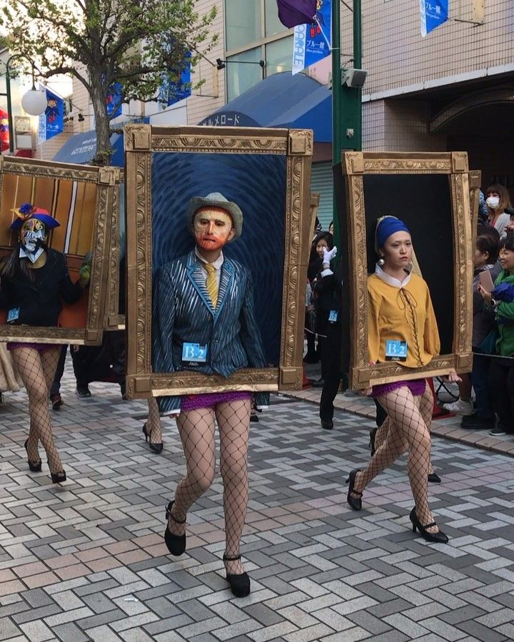 Приз за лучший костюм на Хэллоуин получили живые картины со стройными ножками в чулочках
