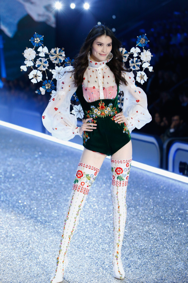Яркие образы с показа нижнего белья Victoria’s Secret 2016 в Париже
