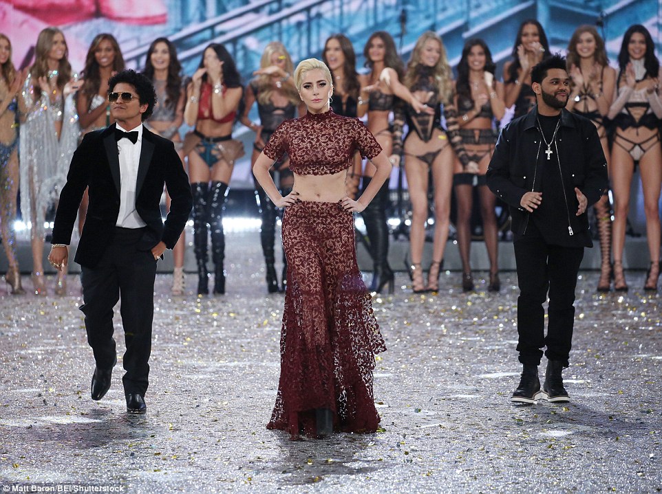Яркие образы с показа нижнего белья Victoria’s Secret 2016 в Париже