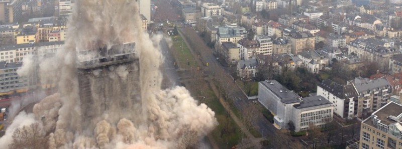 В Германии взорвали 116-метровый небоскреб