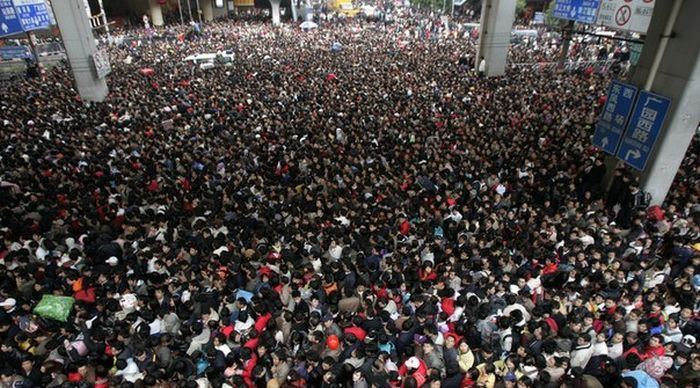 На железнодорожной станции Гуанджоу скопилось более 100 000 пассажиров