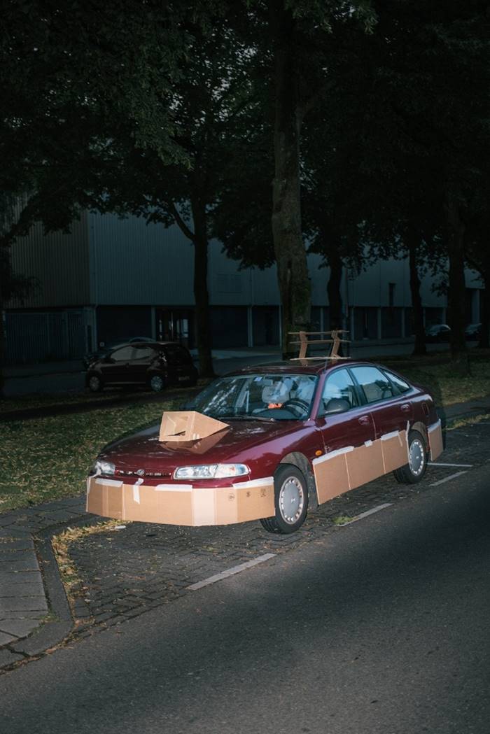 Этот парень по ночам превращает чужие автомобили в картонные суперкары