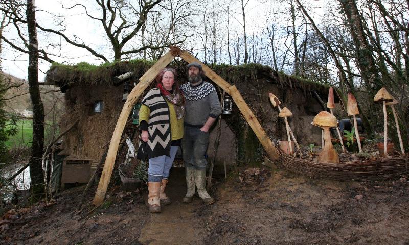 Эта пара построила «домик хоббитов» из-за «аллергии на современную жизнь»