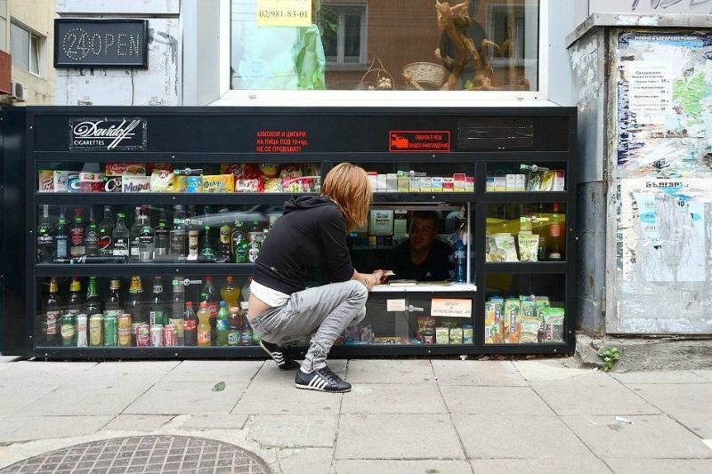 Болгарские подвальные магазинчики, в которых покупки делают на корточках