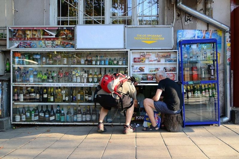 Болгарские подвальные магазинчики, в которых покупки делают на корточках