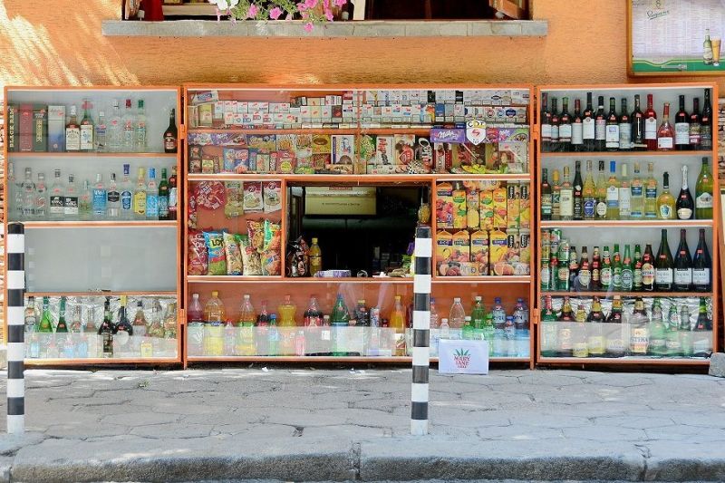 Болгарские подвальные магазинчики, в которых покупки делают на корточках